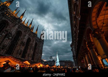 Des prises de nuit de Milan, dans la période de Noël, l'arbre de Noël Led Banque D'Images