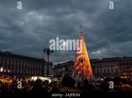 Des prises de nuit de Milan, dans la période de Noël, l'arbre de Noël Led Banque D'Images