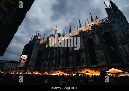 Des prises de nuit de Milan, à l'époque de Noël, du haut de la cathédrale, avec le golden 'la madonnina' et les flèches gothiques Banque D'Images