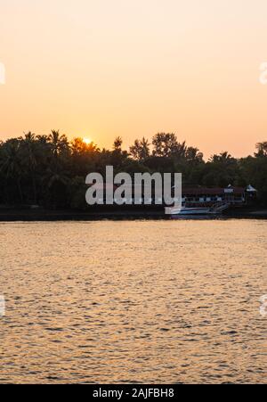 Cutbona Jetty, Goa/Inde - 26 décembre 2019: Paysage de pêche au coucher du soleil à Cutbona Jetty à Goa Banque D'Images