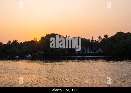 Cutbona Jetty, Goa/Inde - 26 décembre 2019: Paysage de pêche au coucher du soleil à Cutbona Jetty à Goa Banque D'Images