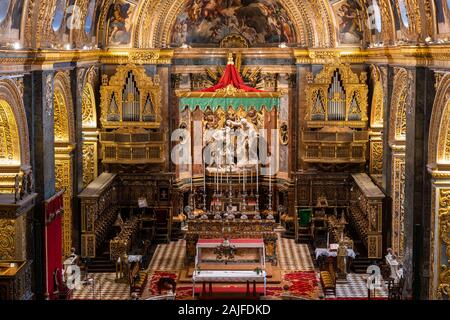 Co-cathédrale Saint-Jean à La Valette, Malte de l'intérieur, autel baroque avec des orgues à tuyaux église cathédrale construite par l'Ordre des Chevaliers hospitaliers de St Banque D'Images