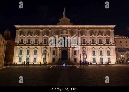 L'Auberge de Castille éclairés la nuit à La Valette, Malte, de la ville qui abrite aujourd'hui le Bureau du Premier Ministre, 18e siècle espagnol Banque D'Images