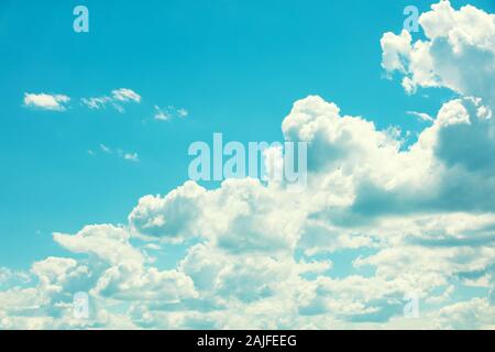 Ciel bleu avec des nuages. Abstrait d'un fond de ciel. Vue aérienne. La texture du ciel, abstract nature background Banque D'Images