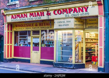 Ajman Miah & Company shop à Norwich. International Food Store vintage store front. Banque D'Images