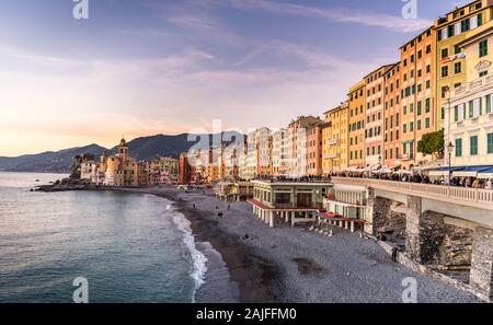 Camogli, Genova, Italie - décembre 2019: Magnifique vue sur le coucher du soleil du village côtier italien, maisons de Ligurie traditionnelles aux façades multicolores Banque D'Images