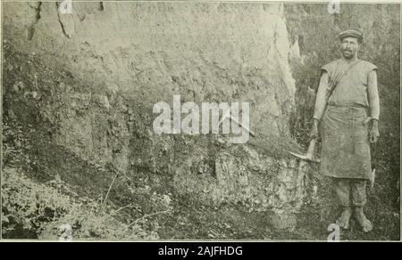 E/MJ : engineering and mining journal . Vue panoramique de la partie d'ANAIME RIVER VALLEY. EL RECREO MOULIN ET MAISON D'HABITATION sur le côté inférieur gauche-HANDCORNER. Ville ANAIME, centre et à droite. Les fossés d'EAU DE MINE RECREO vus distinctement. 27 décembre 1919, Engineering and Mining Journal 939. Affleurement COUCHÉS DE QUARTZ, complètement couvert de tuf volcanique, SANTA CRUZ DE LA MINE (OFRECREO EXTENSION MINE). Près DE SAN MIGUEL, département de Tolima, RÉPUBLIQUE DE COLOMBIE Banque D'Images