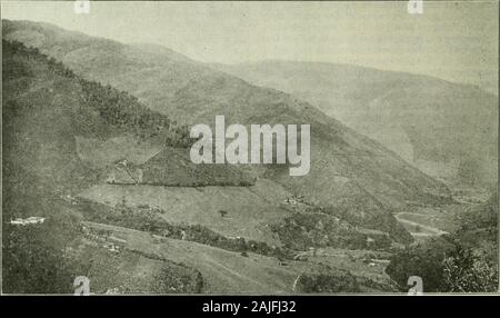 E/MJ : engineering and mining journal . Vue panoramique de la partie d'ANAIME RIVER VALLEY. EL RECREO MOULIN ET MAISON D'HABITATION sur le côté inférieur gauche-HANDCORNER. Ville ANAIME, centre et à droite. Les fossés d'EAU DE MINE RECREO vus distinctement. 27 décembre 1919, Engineering and Mining Journal 939 Banque D'Images