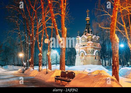 Gomel, Bélarus. Parc de la ville de nuit d'hiver. Chapelle-tombeau de Paskevich (années 1870-1889) dans City Park. Rumyantsevs Paskeviches et parc. Lan Local célèbre Banque D'Images