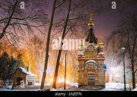 Gomel, Bélarus. Parc de la ville de nuit d'hiver. Chapelle-tombeau de Paskevich (années 1870-1889) dans City Park. Rumyantsevs Paskeviches et parc. Lan Local célèbre Banque D'Images