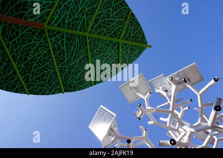 Arbre généalogique des panneaux solaires de tarification intelligente. L'arbre utilise l'énergie stockée par les panneaux solaires pour fournir des points de charge USB pour smartphones et tablettes, Wifi Banque D'Images