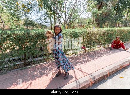 Udaipur, Inde - 06 mars 2017 : Jeune fille avec un chiot. Banque D'Images