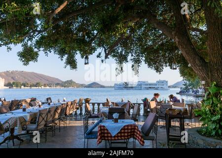 Udaipur, Inde - 05 mars 2017 : Avis sur l'hôtel de l'île, au bord du lac Pichola. Banque D'Images