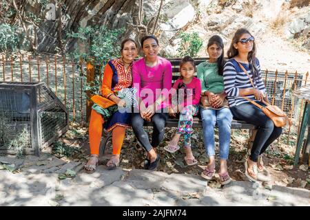 Udaipur, Inde - 06 mars 2017 : famille locale s'assoit sur le banc et sourit. Banque D'Images