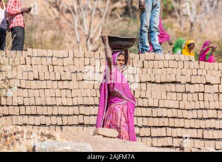 Udaipur, Inde - 06 mars 2017 : femme locale travaillant sur l'usine de fabrication des briques. Banque D'Images