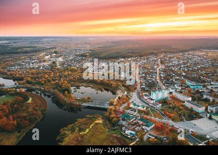 Dobrush, région de Gomel (Bélarus). Vue aérienne de Dobrush Cityscape Skyline en soirée d'automne. Quartier résidentiel et la rivière au coucher du soleil. Bird's-eye V Banque D'Images