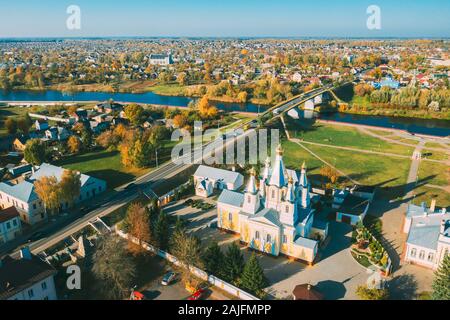 Kobryn, région de Brest, en Biélorussie. Cityscape Skyline en automne journée ensoleillée. Vue d'ensemble de l'église de Saint Alexandre Nevski. Célèbre Monument Historique. Banque D'Images