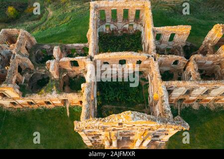 Ruzhany, région de Brest, en Biélorussie. Les toits de la ville ensoleillée d'automne en soirée. Vue d'ensemble de Ruzhany Palace. Populaire célèbre monument historique. Banque D'Images