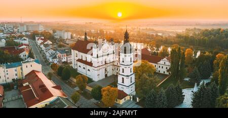 Minsk, Bélarus, région de Brest. La ville de Pinsk, en matin d'automne. Vue d'ensemble Nom de la cathédrale de la Sainte Vierge Marie et le Monastère Banque D'Images