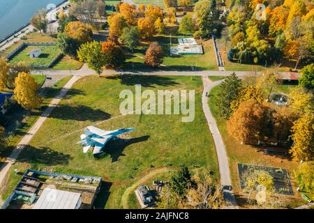 Minsk, Bélarus, région de Brest dans le Polesia Région. La ville de Pinsk, en Journée d'automne. Vue d'ensemble du parc de la ville avec des avions militaires et Banque D'Images