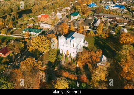 Kobryn, région de Brest, en Biélorussie. Cityscape Skyline en automne journée ensoleillée. Vue d'ensemble de l'église de la Dormition. Célèbre Monument Historique. Église de Banque D'Images