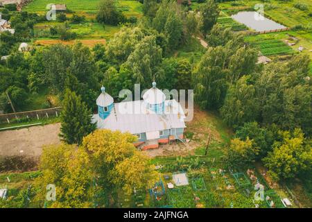 Khal'ch, district de Minsk, Biélorussie. Vue aérienne ancienne église de l'Archange Michel. Vue de dessus de l'attitude dans la saison estivale. Vue de drones. E de l'oiseau Banque D'Images