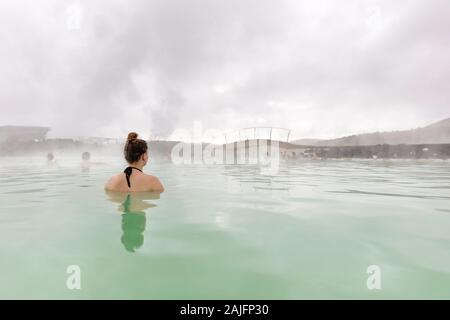 Femme prenant un bain relaxant tout en vous relaxant dans Hot spring Banque D'Images