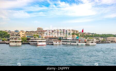 Un groupe de ferries à Istanbul, Turquie, le long du détroit du Bosphore Banque D'Images