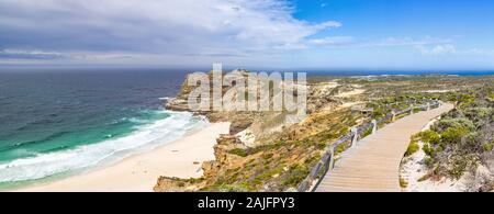 Panorama de la plage de Dias avec passerelle en bois qui traverse la végétation fynbos avec vue sur l'océan par une journée ensoleillée, Cap de Bonne-Espérance, Afrique du Sud Banque D'Images