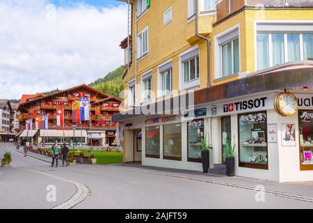 Wengen, Suisse - le 10 octobre 2019 Ville : vue sur la rue du village alpin Alpes Suisses en automne, montagne, station populaire dans l'Oberland bernois Banque D'Images