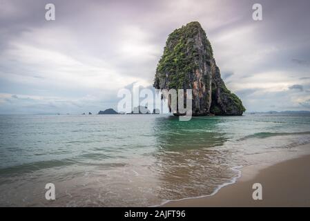 AO Phra Nang, Krabi, Thaïlande paradisiaque plage, déserté avec de l'eau verte émeraude contre un ciel nuageux spectaculaire pendant la saison de pluie et ko rang nok Banque D'Images