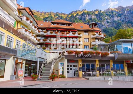 Wengen, Suisse - le 10 octobre 2019 Ville : vue sur la rue du village alpin Alpes Suisses en automne, montagne, station populaire dans l'Oberland bernois Banque D'Images