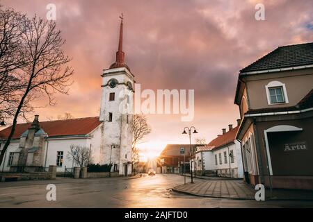 Kuressaare, Estonie - 17 décembre 2017 : Kuressaare Saint-laurent église au soleil lever ou coucher du soleil. Banque D'Images