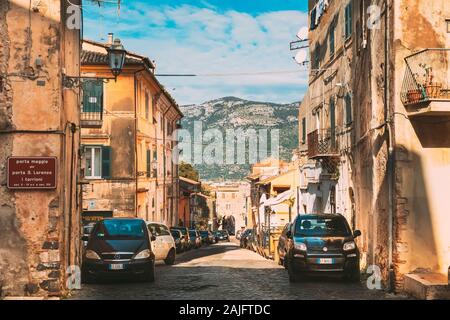 Terracina, Italie - 15 octobre 2018 : Ancienne Porte De Porto Maggio à Corso Anita Garibaldi Street. Il a servi comme entrée principale de ville de Rome. Banque D'Images