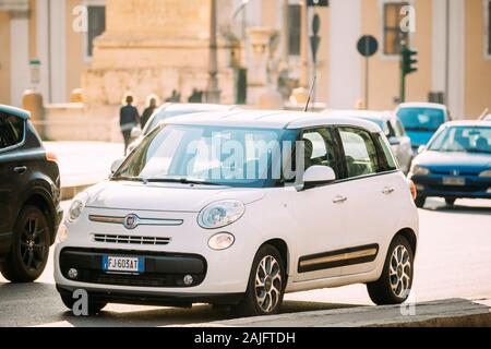 Rome, Italie - 19 octobre 2018 : Fiat 500C Couleur blanc se déplaçant à la rue de Rome. Cinq portes, cinq passagers, moteur à l'avant, pont avant, toit haut B-s Banque D'Images