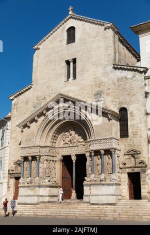 L'avant de l'église Saint Trophime à Arles, Provence, Sud de France Banque D'Images