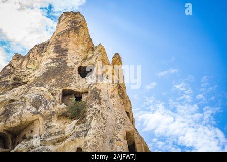 Église sculptée dans une formation de roche de cheminée de fées au musée en plein air de Göreme en Cappadoce, Turquie Banque D'Images