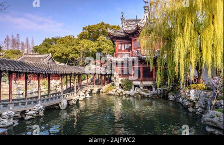 Shanghai, Chine: Yu Yuan Garden Pavillon, l'architecture chinoise traditionnelle située à côté du Temple City God, la vieille ville de Shanghai Banque D'Images