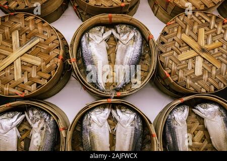 Le maquereau cuit à la thaïlandaise en poissons panier de bambou à vendre au marché. Banque D'Images