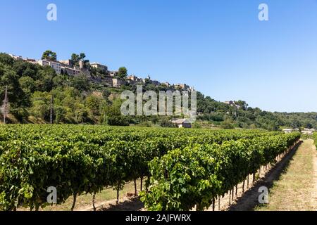 Vue d'un village typiquement français et dans le Luberon, vinyard Provence, Sud de France Banque D'Images