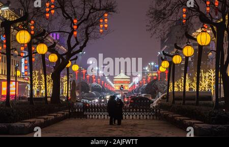 Xi'an, Chine : vue sur le clocher de Xian illuminée par nuit pendant la période de Noël avec des décorations de Noël, la neige et les lumières de Noël Banque D'Images