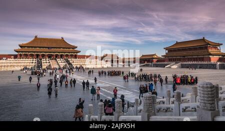 Beijing, Chine: Belle vue panoramique panoramique panoramique panoramique panoramique de la Cité Interdite avec la foule de visiteurs et de touristes à visiter au coucher du soleil en hiver Banque D'Images