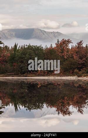 Le mont Katahdin Maine se reflète dans la rivière Penobscot avec le feuillage Banque D'Images