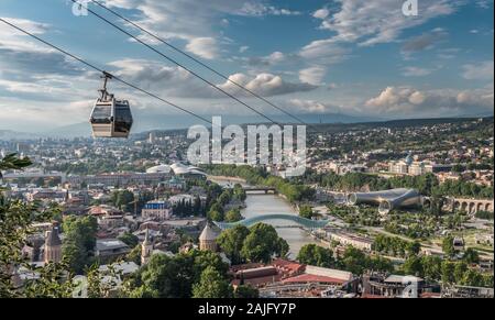 Tbilissi, Géorgie : vue panoramique de la forteresse de Narikala, téléphérique, vieille ville, l'architecture moderne, rivière Kura, Rike Park Banque D'Images