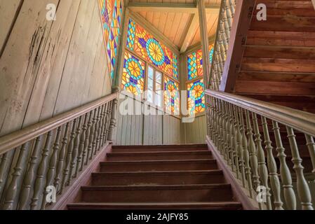Tbilissi, Géorgie : Intérieur du célèbre vieux bois traditionnel de style géorgien avec des vitraux colorés et escalier en bois Banque D'Images