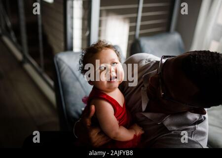 Bébé biracial souriant pour caméra comme Afro-américain père Smiles Banque D'Images