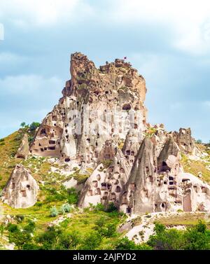 Vue sur le château d'Uchisar et les formations rocheuses de cheminées de fées à proximité près de Göreme en Cappadoce, en Turquie Banque D'Images