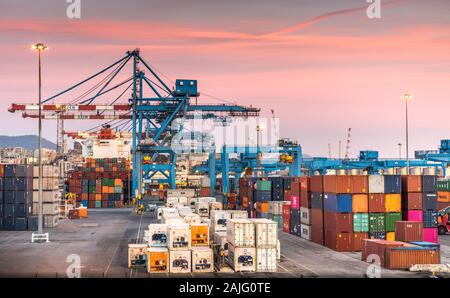 Genova, Gênes, Italie : Voyage et terminal à conteneurs, conteneurs empilés et côté quai de chargement grues, port de Gênes vu de phare Lanterna Banque D'Images