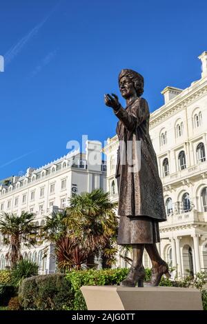 Nancy Astor MP statue de bronze sur Plymouth Hoe, dévoilée en 2019 pour commémorer qu'elle est la première femme à occuper son siège au Parlement. Banque D'Images