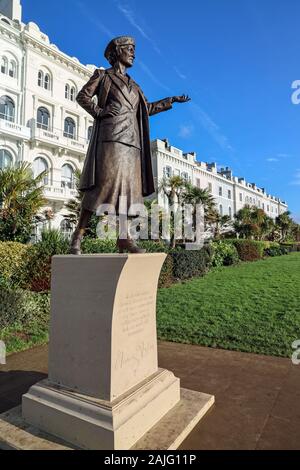 Nancy Astor MP statue de bronze sur Plymouth Hoe, dévoilée en 2019 pour commémorer qu'elle est la première femme à occuper son siège au Parlement. Banque D'Images